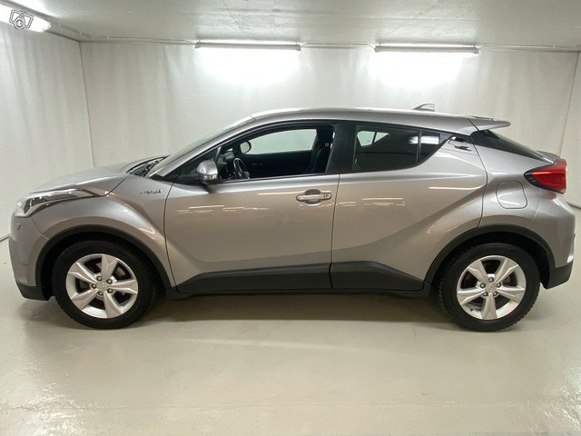 TOYOTA C-HR 2