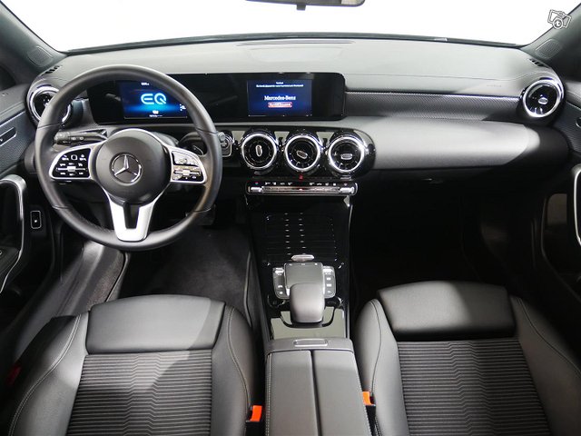 MERCEDES-BENZ CLA 8