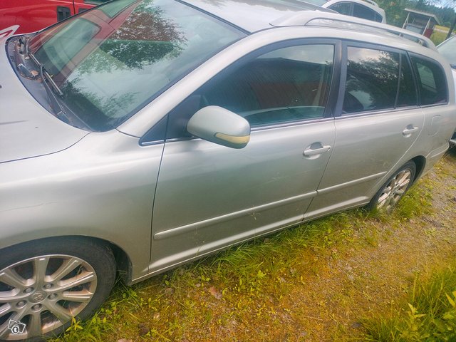 Toyota Avensis 2