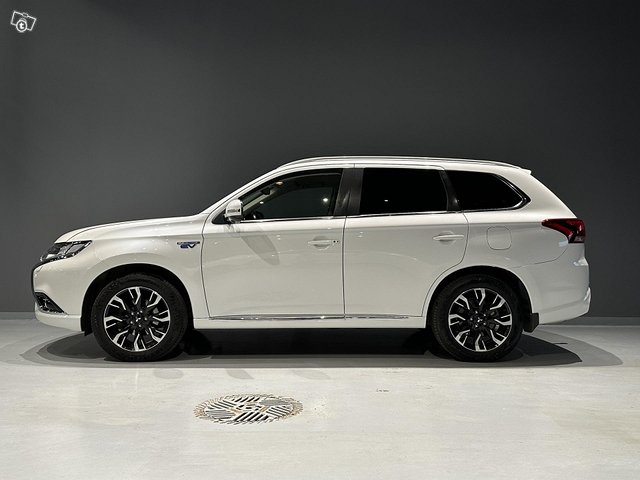 Mitsubishi Outlander PHEV 4