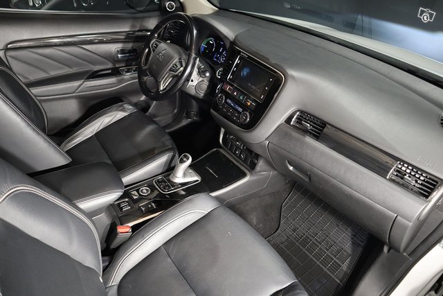 Mitsubishi Outlander PHEV 9
