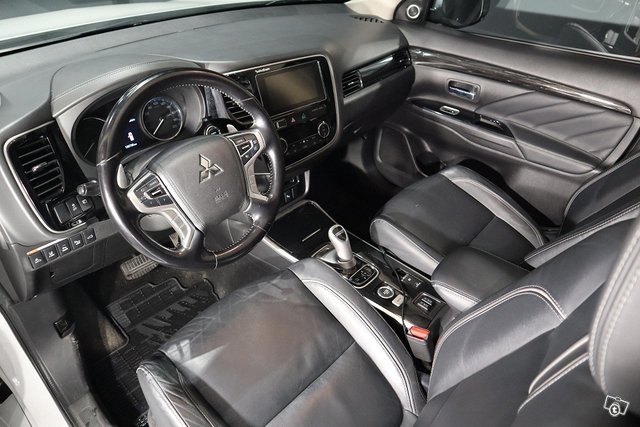Mitsubishi Outlander PHEV 10