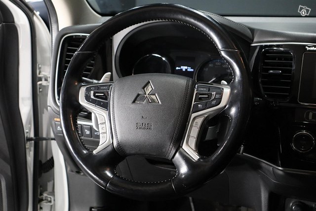 Mitsubishi Outlander PHEV 12