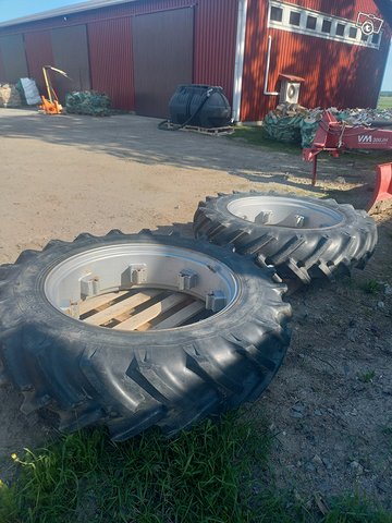 Traktorin renkaat, kuva 1