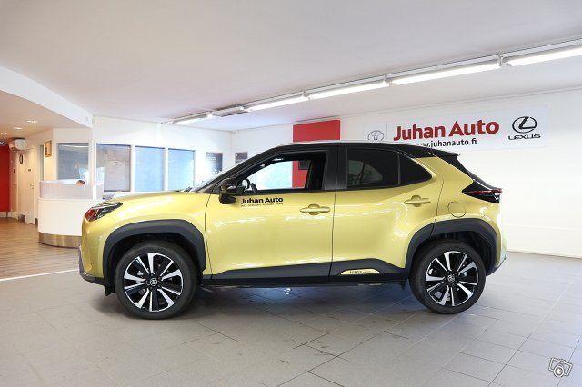 Toyota YARIS CROSS 4