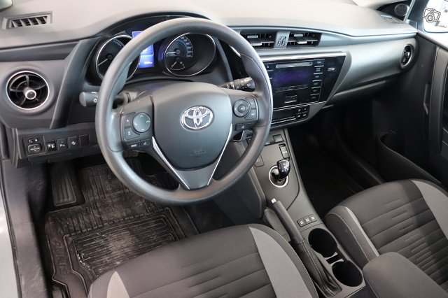 TOYOTA AURIS 11