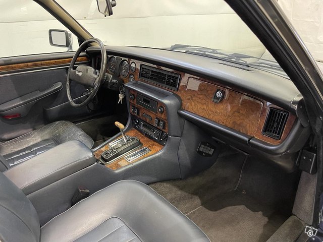 Daimler Double Six 8