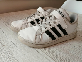 Adidas tyttöjen lenkkarit, Vaatteet ja kengät, Espoo, Tori.fi Adidas tyttöjen lenkkarit, Vaatteet ja kengät, Espoo, Tori.fi