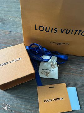 Louis Vuitton korvakorut, Kello