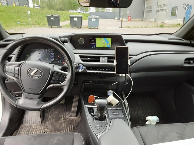 Lexus UX 13