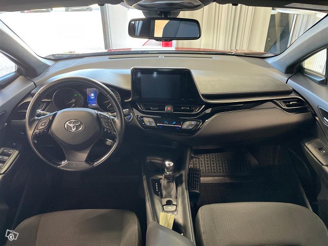 TOYOTA C-HR 10