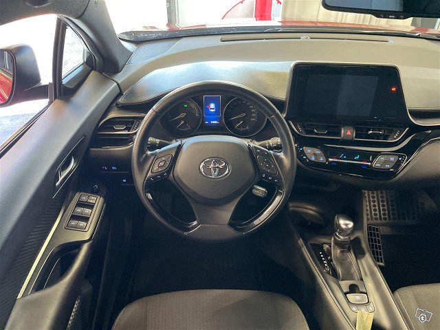 TOYOTA C-HR 11