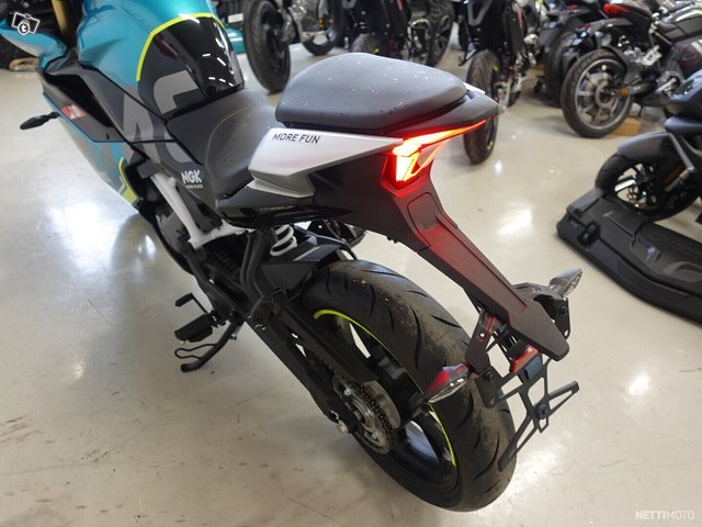 CFMOTO 300SR 6