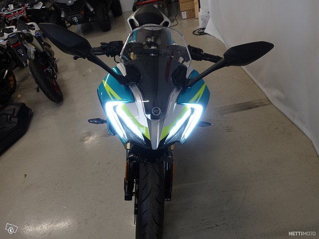 CFMOTO 300SR 8