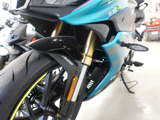 CFMOTO 300SR 18