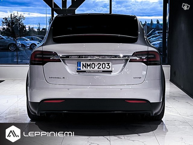 Tesla Model X 8