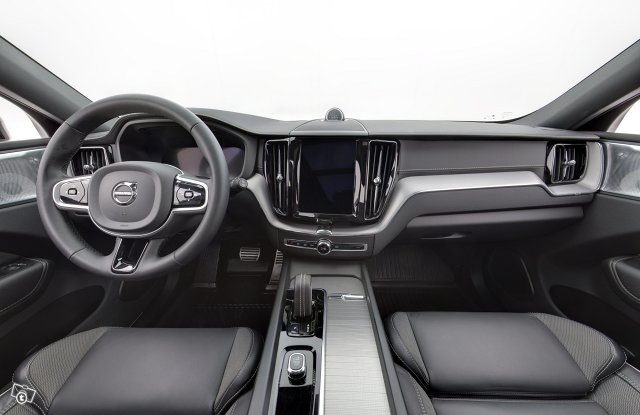 VOLVO XC60 8