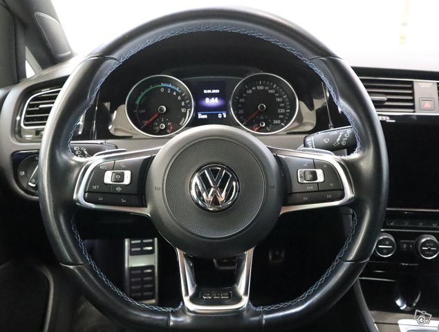 Volkswagen Golf 10