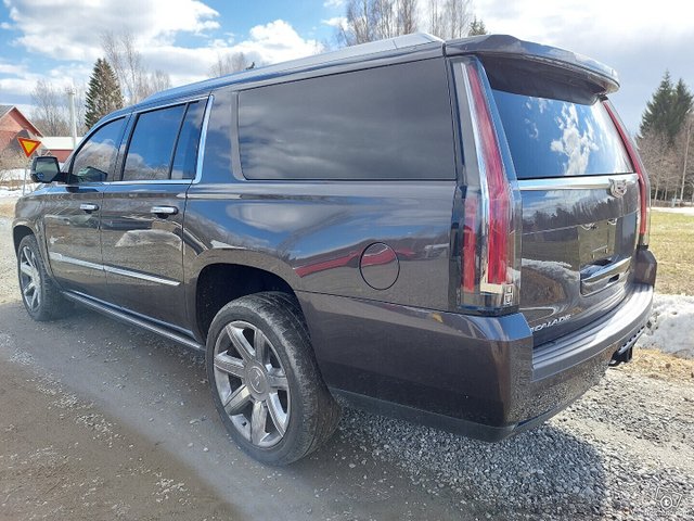 Cadillac Escalade 2