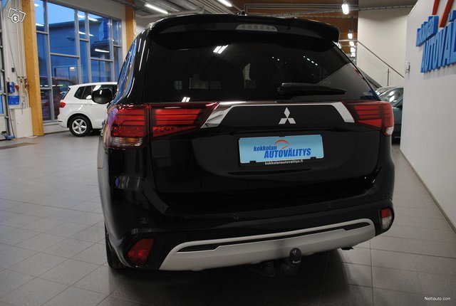 Mitsubishi Outlander PHEV 4