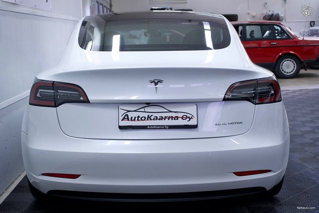 Tesla Model 3 4