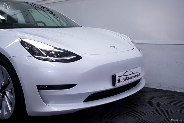 Tesla Model 3 6