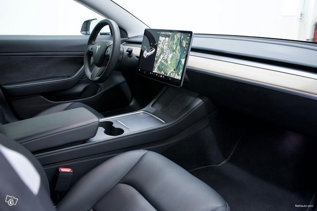 Tesla Model 3 9