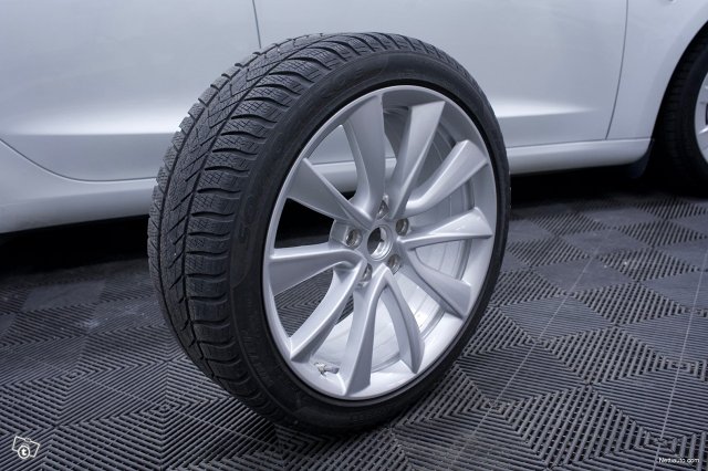 Tesla Model 3 20