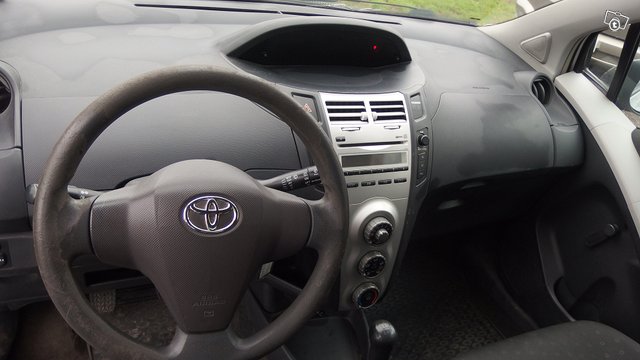 Toyota Yaris 8