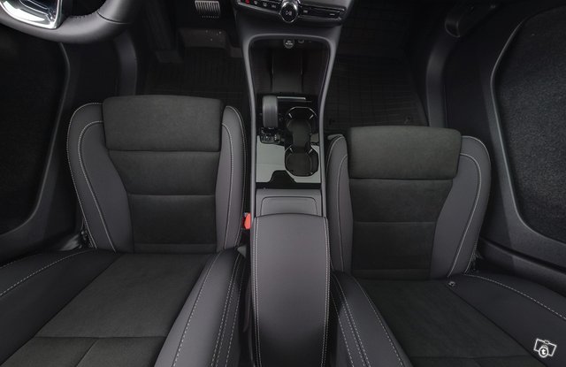 VOLVO XC40 11