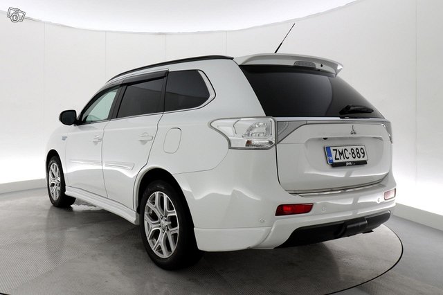 Mitsubishi Outlander PHEV 7