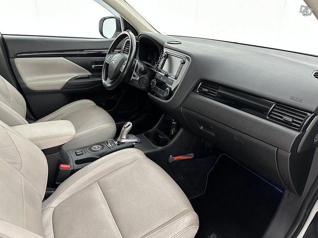 Mitsubishi Outlander PHEV 23