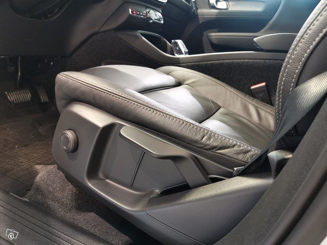 VOLVO XC40 13