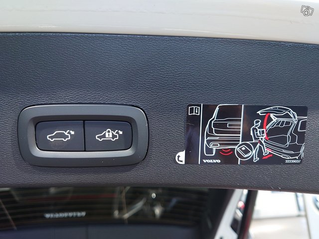 VOLVO XC40 5