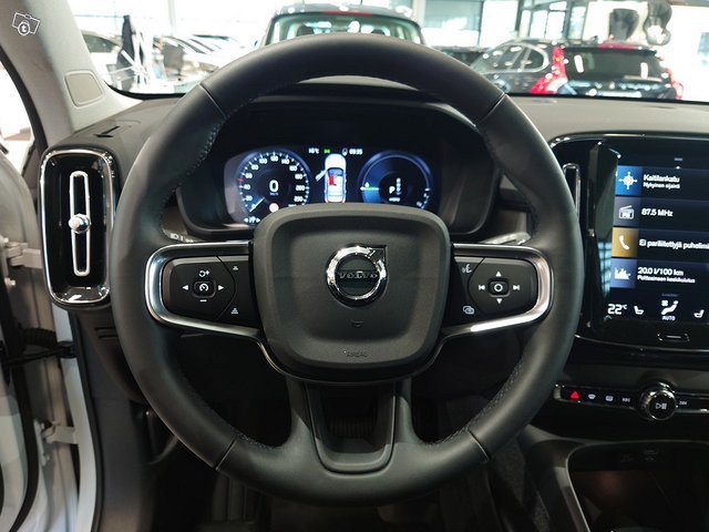 VOLVO XC40 7