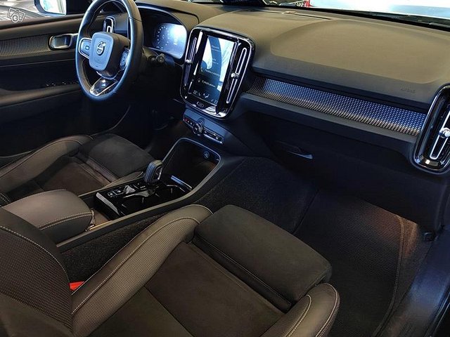 VOLVO XC40 8