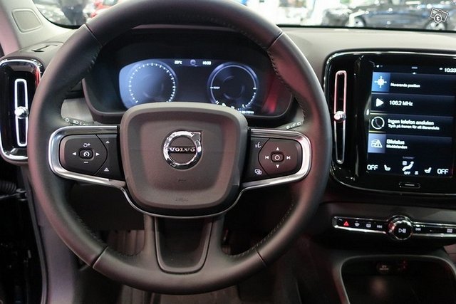 VOLVO XC40 4