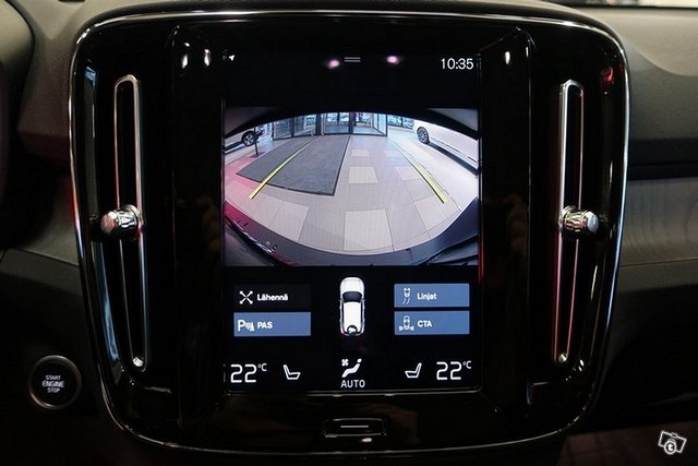 VOLVO XC40 9