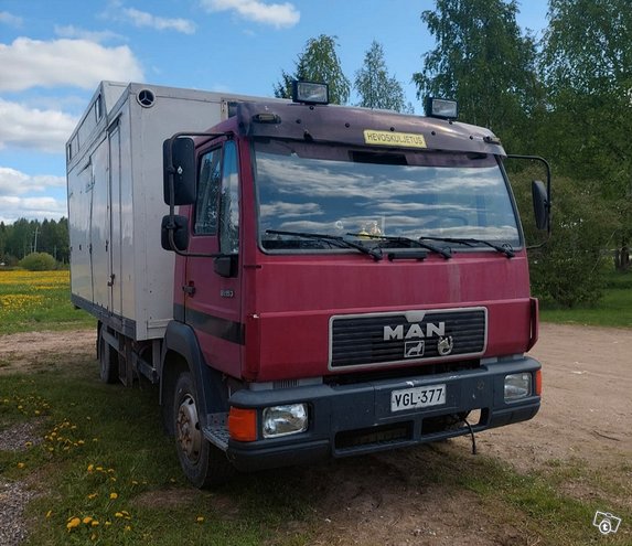 Man 8.153 4 hevosenkuljetusauto