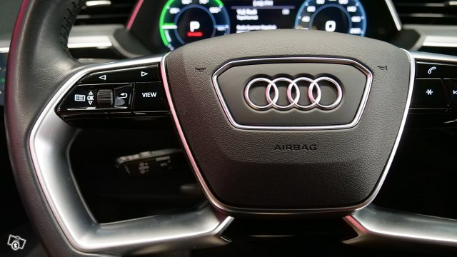 Audi E-TRON 13
