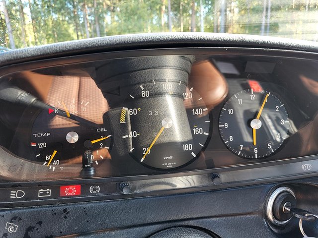 Mercedes-Benz 300 8