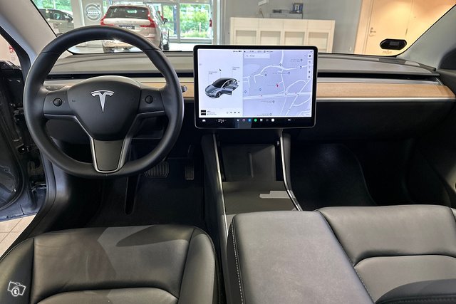 Tesla MODEL 3 10