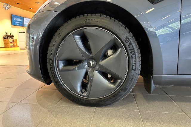 Tesla MODEL 3 16