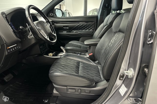 Mitsubishi Outlander PHEV 9