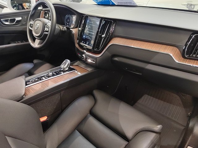 VOLVO XC60 9