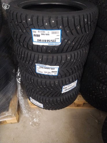Sarja uusia Toyo Ice Freezer 225/50R17" nasta