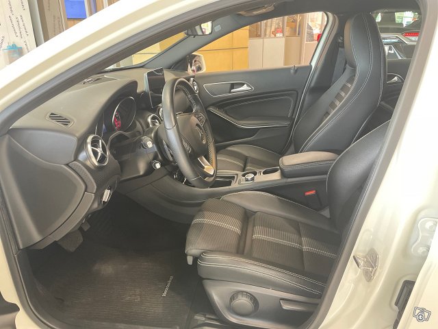 MERCEDES-BENZ A 8