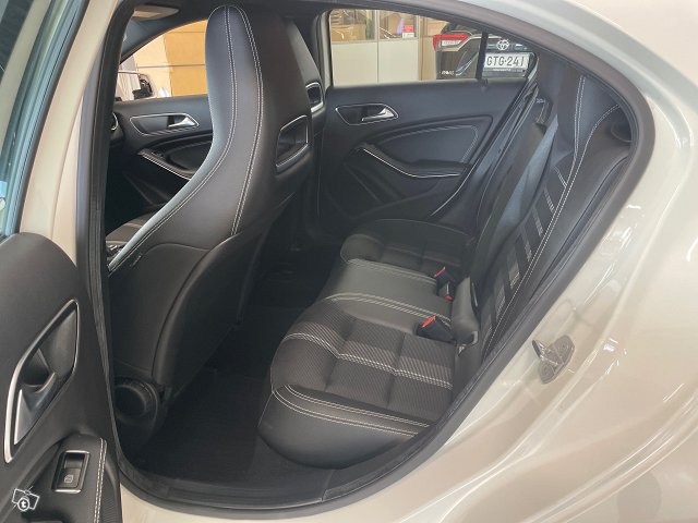 MERCEDES-BENZ A 9