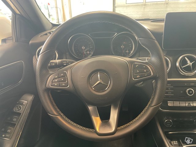 MERCEDES-BENZ A 12