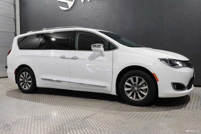 Chrysler Pacifica 9